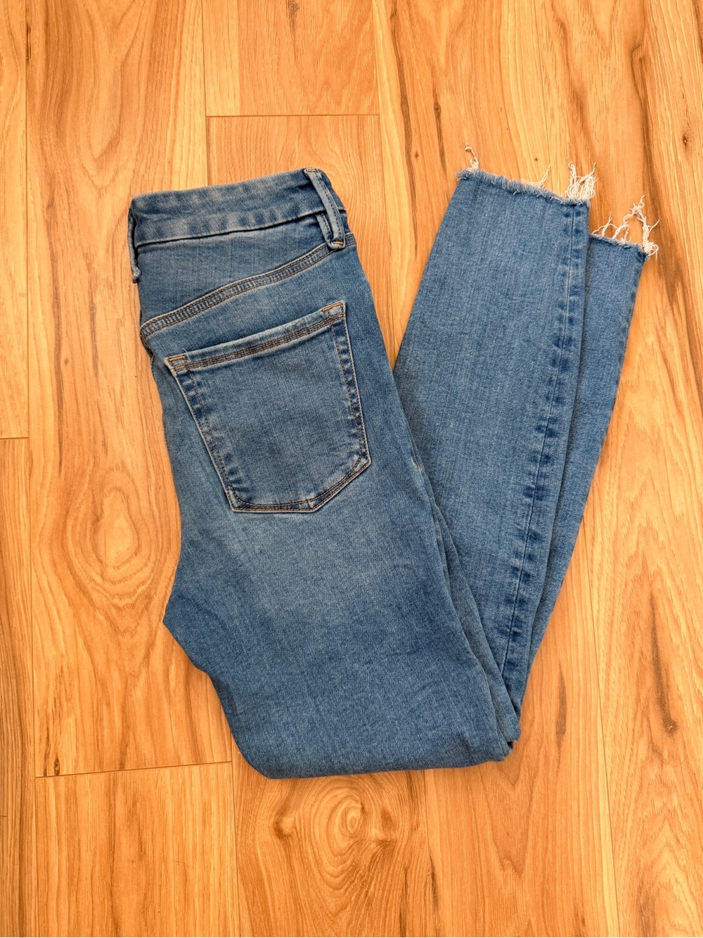 Good American Skinny Jeans in Classic Blue with Frayed Hem